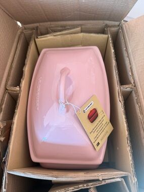 Le Creuset chiffon pink heritage 4.2L deep (small crack on top rim)
